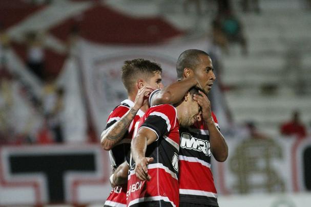 Diante de 5.055 torcedores no Arruda, Santa Cruz e Nutico fizeram um clssico com times mistos na ltima rodada do Hexagonal. Erick marcou o primeiro para o Timbu, ainda no primeiro tempo. Everton Santos empatou para o Tricolor, mas Dudu, mesmo perdendo pnalti, fez o segundo e decretou o placar final: 2 a 1.