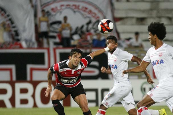 Diante de 5.055 torcedores no Arruda, Santa Cruz e Nutico fizeram um clssico com times mistos na ltima rodada do Hexagonal. Erick marcou o primeiro para o Timbu, ainda no primeiro tempo. Everton Santos empatou para o Tricolor, mas Dudu, mesmo perdendo pnalti, fez o segundo e decretou o placar final: 2 a 1.