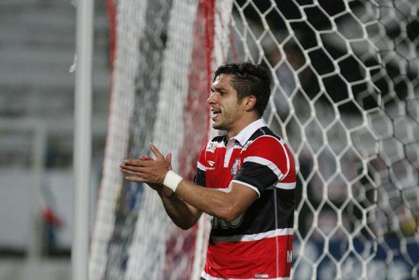 Diante de 5.055 torcedores no Arruda, Santa Cruz e Nutico fizeram um clssico com times mistos na ltima rodada do Hexagonal. Erick marcou o primeiro para o Timbu, ainda no primeiro tempo. Everton Santos empatou para o Tricolor, mas Dudu, mesmo perdendo pnalti, fez o segundo e decretou o placar final: 2 a 1.