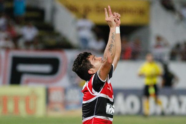 Diante de 5.055 torcedores no Arruda, Santa Cruz e Nutico fizeram um clssico com times mistos na ltima rodada do Hexagonal. Erick marcou o primeiro para o Timbu, ainda no primeiro tempo. Everton Santos empatou para o Tricolor, mas Dudu, mesmo perdendo pnalti, fez o segundo e decretou o placar final: 2 a 1.