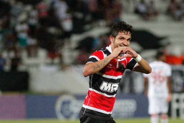 Diante de 5.055 torcedores no Arruda, Santa Cruz e Nutico fizeram um clssico com times mistos na ltima rodada do Hexagonal. Erick marcou o primeiro para o Timbu, ainda no primeiro tempo. Everton Santos empatou para o Tricolor, mas Dudu, mesmo perdendo pnalti, fez o segundo e decretou o placar final: 2 a 1.