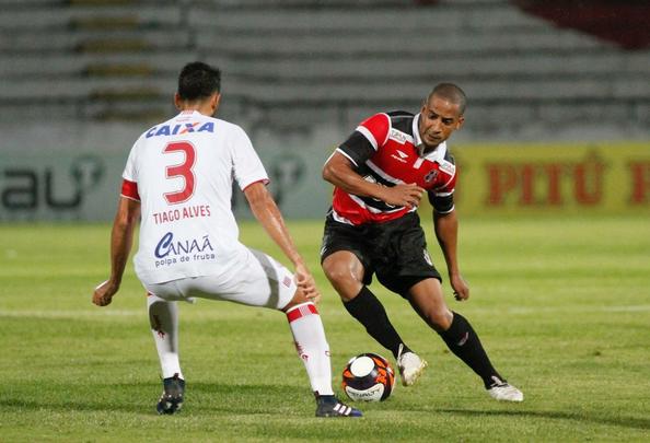 Diante de 5.055 torcedores no Arruda, Santa Cruz e Nutico fizeram um clssico com times mistos na ltima rodada do Hexagonal. Erick marcou o primeiro para o Timbu, ainda no primeiro tempo. Everton Santos empatou para o Tricolor, mas Dudu, mesmo perdendo pnalti, fez o segundo e decretou o placar final: 2 a 1.
