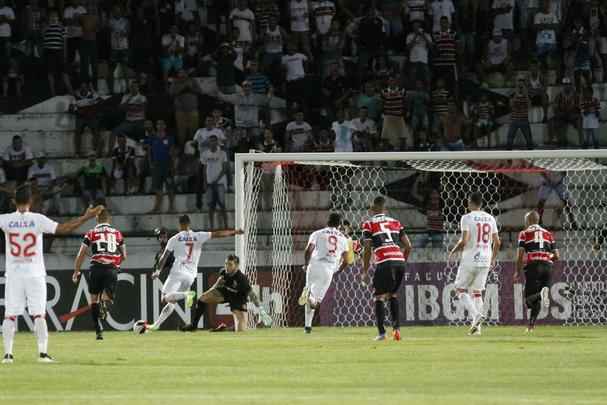 Diante de 5.055 torcedores no Arruda, Santa Cruz e Nutico fizeram um clssico com times mistos na ltima rodada do Hexagonal. Erick marcou o primeiro para o Timbu, ainda no primeiro tempo. Everton Santos empatou para o Tricolor, mas Dudu, mesmo perdendo pnalti, fez o segundo e decretou o placar final: 2 a 1.