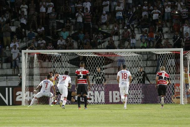 Diante de 5.055 torcedores no Arruda, Santa Cruz e Nutico fizeram um clssico com times mistos na ltima rodada do Hexagonal. Erick marcou o primeiro para o Timbu, ainda no primeiro tempo. Everton Santos empatou para o Tricolor, mas Dudu, mesmo perdendo pnalti, fez o segundo e decretou o placar final: 2 a 1.