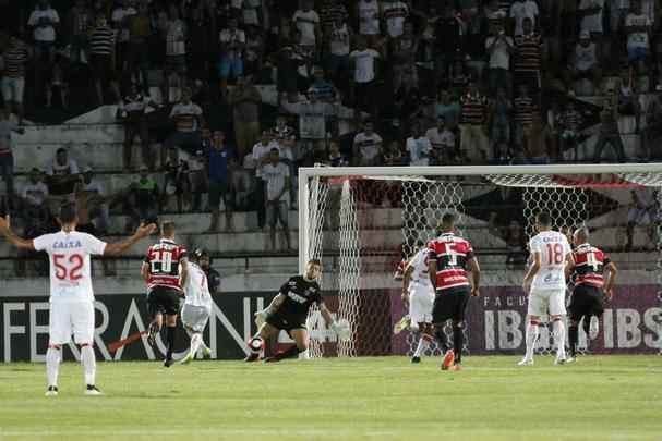 Diante de 5.055 torcedores no Arruda, Santa Cruz e Nutico fizeram um clssico com times mistos na ltima rodada do Hexagonal. Erick marcou o primeiro para o Timbu, ainda no primeiro tempo. Everton Santos empatou para o Tricolor, mas Dudu, mesmo perdendo pnalti, fez o segundo e decretou o placar final: 2 a 1.