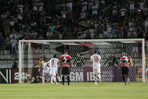 Diante de 5.055 torcedores no Arruda, Santa Cruz e Nutico fizeram um clssico com times mistos na ltima rodada do Hexagonal. Erick marcou o primeiro para o Timbu, ainda no primeiro tempo. Everton Santos empatou para o Tricolor, mas Dudu, mesmo perdendo pnalti, fez o segundo e decretou o placar final: 2 a 1.