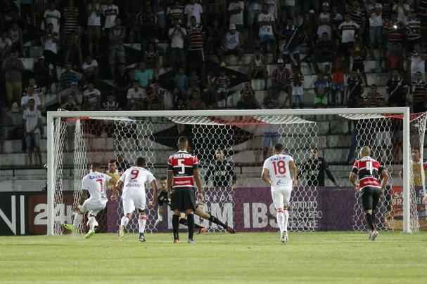 Diante de 5.055 torcedores no Arruda, Santa Cruz e Nutico fizeram um clssico com times mistos na ltima rodada do Hexagonal. Erick marcou o primeiro para o Timbu, ainda no primeiro tempo. Everton Santos empatou para o Tricolor, mas Dudu, mesmo perdendo pnalti, fez o segundo e decretou o placar final: 2 a 1.