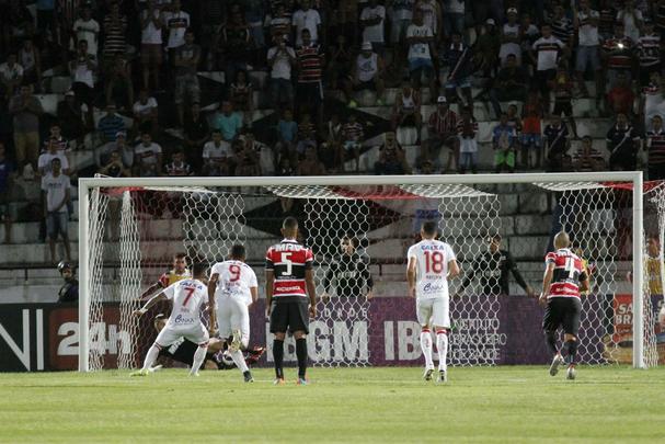 Diante de 5.055 torcedores no Arruda, Santa Cruz e Nutico fizeram um clssico com times mistos na ltima rodada do Hexagonal. Erick marcou o primeiro para o Timbu, ainda no primeiro tempo. Everton Santos empatou para o Tricolor, mas Dudu, mesmo perdendo pnalti, fez o segundo e decretou o placar final: 2 a 1.