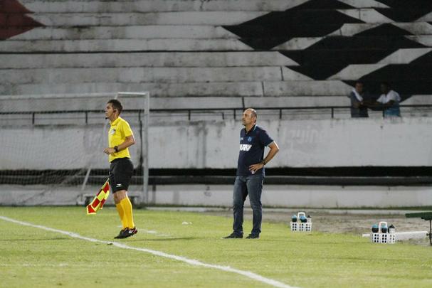 Diante de 5.055 torcedores no Arruda, Santa Cruz e Nutico fizeram um clssico com times mistos na ltima rodada do Hexagonal. Erick marcou o primeiro para o Timbu, ainda no primeiro tempo. Everton Santos empatou para o Tricolor, mas Dudu, mesmo perdendo pnalti, fez o segundo e decretou o placar final: 2 a 1.
