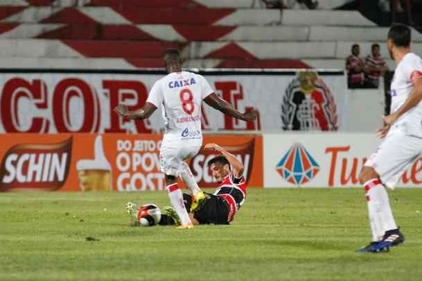 Diante de 5.055 torcedores no Arruda, Santa Cruz e Nutico fizeram um clssico com times mistos na ltima rodada do Hexagonal. Erick marcou o primeiro para o Timbu, ainda no primeiro tempo. Everton Santos empatou para o Tricolor, mas Dudu, mesmo perdendo pnalti, fez o segundo e decretou o placar final: 2 a 1.