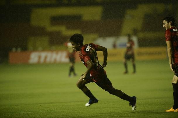 Na ilha do Retiro com apenas 4.781 torcedores, Rithely abriu o placar no primeiro tempo, aproveitando assistncia de Diego Souza. Na segunda etapa, o Joinville empatou a partida com Bruno Batata, aps erro da defesa rubro-negra, mas Juninho marcou o segundo do Sport.