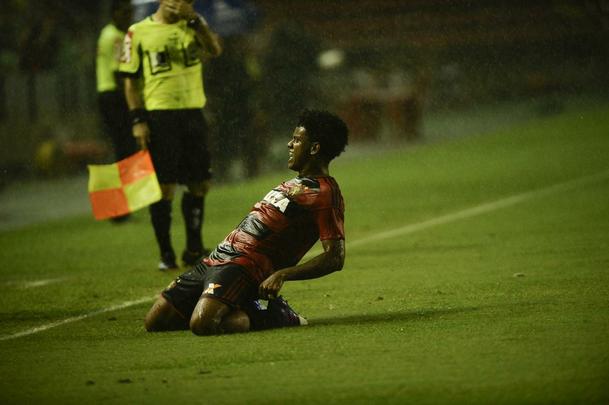 Na ilha do Retiro com apenas 4.781 torcedores, Rithely abriu o placar no primeiro tempo, aproveitando assistncia de Diego Souza. Na segunda etapa, o Joinville empatou a partida com Bruno Batata, aps erro da defesa rubro-negra, mas Juninho marcou o segundo do Sport.