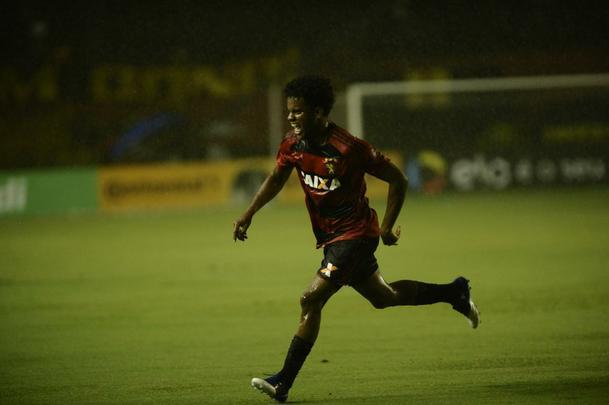 Na ilha do Retiro com apenas 4.781 torcedores, Rithely abriu o placar no primeiro tempo, aproveitando assistncia de Diego Souza. Na segunda etapa, o Joinville empatou a partida com Bruno Batata, aps erro da defesa rubro-negra, mas Juninho marcou o segundo do Sport.