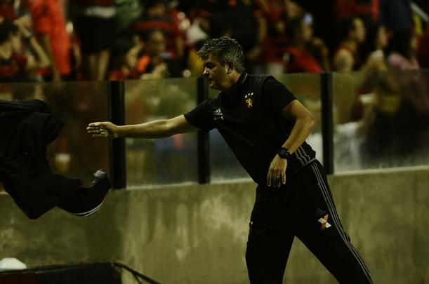 Na ilha do Retiro com apenas 4.781 torcedores, Rithely abriu o placar no primeiro tempo, aproveitando assistncia de Diego Souza. Na segunda etapa, o Joinville empatou a partida com Bruno Batata, aps erro da defesa rubro-negra, mas Juninho marcou o segundo do Sport.