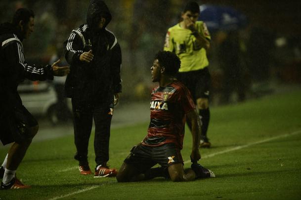 Na ilha do Retiro com apenas 4.781 torcedores, Rithely abriu o placar no primeiro tempo, aproveitando assistncia de Diego Souza. Na segunda etapa, o Joinville empatou a partida com Bruno Batata, aps erro da defesa rubro-negra, mas Juninho marcou o segundo do Sport.