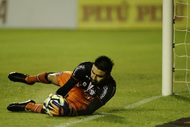 Na ilha do Retiro com apenas 4.781 torcedores, Rithely abriu o placar no primeiro tempo, aproveitando assistncia de Diego Souza. Na segunda etapa, o Joinville empatou a partida com Bruno Batata, aps erro da defesa rubro-negra, mas Juninho marcou o segundo do Sport.