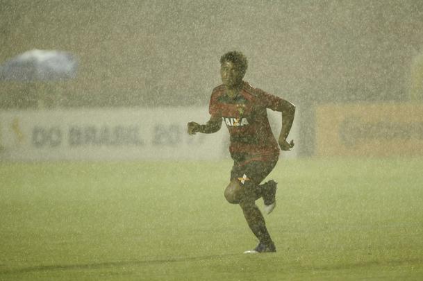 Na ilha do Retiro com apenas 4.781 torcedores, Rithely abriu o placar no primeiro tempo, aproveitando assistncia de Diego Souza. Na segunda etapa, o Joinville empatou a partida com Bruno Batata, aps erro da defesa rubro-negra, mas Juninho marcou o segundo do Sport.