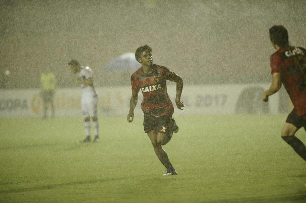 Na ilha do Retiro com apenas 4.781 torcedores, Rithely abriu o placar no primeiro tempo, aproveitando assistncia de Diego Souza. Na segunda etapa, o Joinville empatou a partida com Bruno Batata, aps erro da defesa rubro-negra, mas Juninho marcou o segundo do Sport.