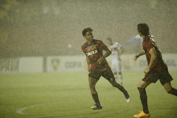 Na ilha do Retiro com apenas 4.781 torcedores, Rithely abriu o placar no primeiro tempo, aproveitando assistncia de Diego Souza. Na segunda etapa, o Joinville empatou a partida com Bruno Batata, aps erro da defesa rubro-negra, mas Juninho marcou o segundo do Sport.