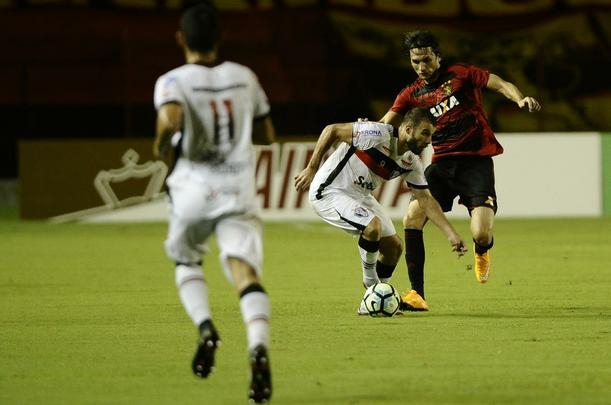 Na Ilha do Retiro com apenas 4.781 torcedores, Rithely abriu o placar no primeiro tempo, aproveitando assistncia de Diego Souza. Na segunda etapa, o Joinville empatou a partida com Bruno Batata, aps erro da defesa rubro-negra, mas Juninho marcou o segundo do Sport.