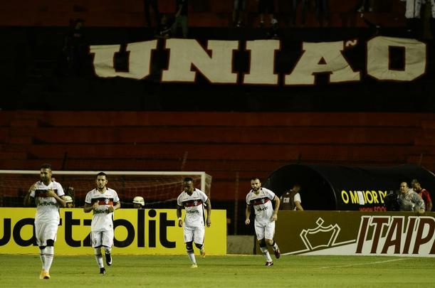 Na Ilha do Retiro com apenas 4.781 torcedores, Rithely abriu o placar no primeiro tempo, aproveitando assistncia de Diego Souza. Na segunda etapa, o Joinville empatou a partida com Bruno Batata, aps erro da defesa rubro-negra, mas Juninho marcou o segundo do Sport.