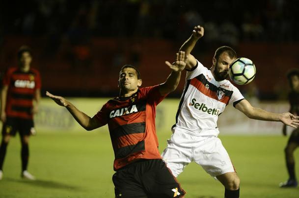 Na Ilha do Retiro com apenas 4.781 torcedores, Rithely abriu o placar no primeiro tempo, aproveitando assistncia de Diego Souza. Na segunda etapa, o Joinville empatou a partida com Bruno Batata, aps erro da defesa rubro-negra, mas Juninho marcou o segundo do Sport.