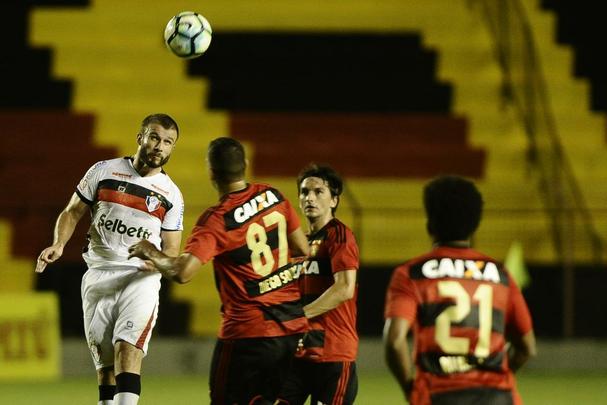 Na Ilha do Retiro com apenas 4.781 torcedores, Rithely abriu o placar no primeiro tempo, aproveitando assistncia de Diego Souza. Na segunda etapa, o Joinville empatou a partida com Bruno Batata, aps erro da defesa rubro-negra, mas Juninho marcou o segundo do Sport.