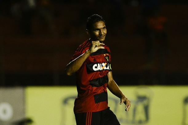 Na Ilha do Retiro com apenas 4.781 torcedores, Rithely abriu o placar no primeiro tempo, aproveitando assistncia de Diego Souza. Na segunda etapa, o Joinville empatou a partida com Bruno Batata, aps erro da defesa rubro-negra, mas Juninho marcou o segundo do Sport.
