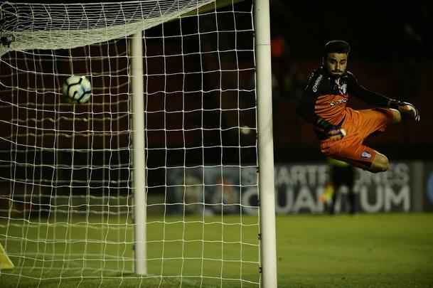 Na Ilha do Retiro com apenas 4.781 torcedores, Rithely abriu o placar no primeiro tempo, aproveitando assistncia de Diego Souza. Na segunda etapa, o Joinville empatou a partida com Bruno Batata, aps erro da defesa rubro-negra, mas Juninho marcou o segundo do Sport.
