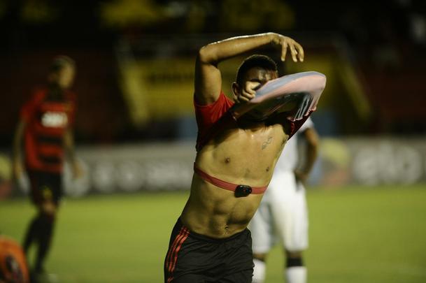 Na Ilha do Retiro com apenas 4.781 torcedores, Rithely abriu o placar no primeiro tempo, aproveitando assistncia de Diego Souza. Na segunda etapa, o Joinville empatou a partida com Bruno Batata, aps erro da defesa rubro-negra, mas Juninho marcou o segundo do Sport.