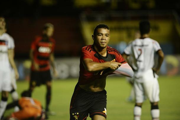 Na Ilha do Retiro com apenas 4.781 torcedores, Rithely abriu o placar no primeiro tempo, aproveitando assistncia de Diego Souza. Na segunda etapa, o Joinville empatou a partida com Bruno Batata, aps erro da defesa rubro-negra, mas Juninho marcou o segundo do Sport.