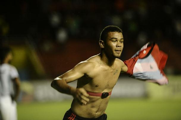 Na Ilha do Retiro com apenas 4.781 torcedores, Rithely abriu o placar no primeiro tempo, aproveitando assistncia de Diego Souza. Na segunda etapa, o Joinville empatou a partida com Bruno Batata, aps erro da defesa rubro-negra, mas Juninho marcou o segundo do Sport.