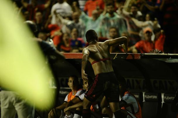 Na Ilha do Retiro com apenas 4.781 torcedores, Rithely abriu o placar no primeiro tempo, aproveitando assistncia de Diego Souza. Na segunda etapa, o Joinville empatou a partida com Bruno Batata, aps erro da defesa rubro-negra, mas Juninho marcou o segundo do Sport.