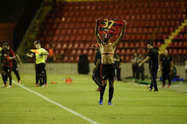 Na Ilha do Retiro com apenas 4.781 torcedores, Rithely abriu o placar no primeiro tempo, aproveitando assistncia de Diego Souza. Na segunda etapa, o Joinville empatou a partida com Bruno Batata, aps erro da defesa rubro-negra, mas Juninho marcou o segundo do Sport.