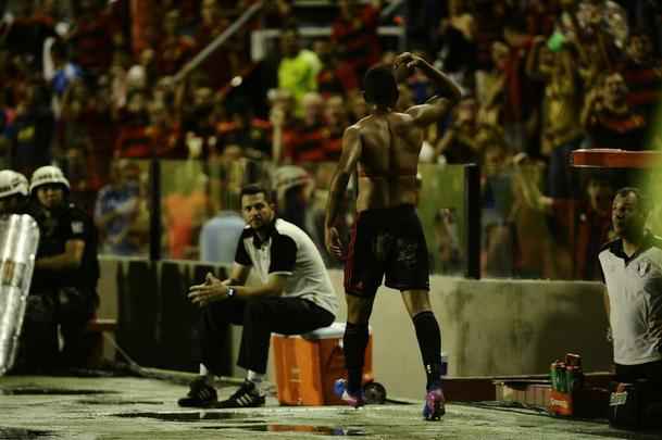 Na Ilha do Retiro com apenas 4.781 torcedores, Rithely abriu o placar no primeiro tempo, aproveitando assistncia de Diego Souza. Na segunda etapa, o Joinville empatou a partida com Bruno Batata, aps erro da defesa rubro-negra, mas Juninho marcou o segundo do Sport.