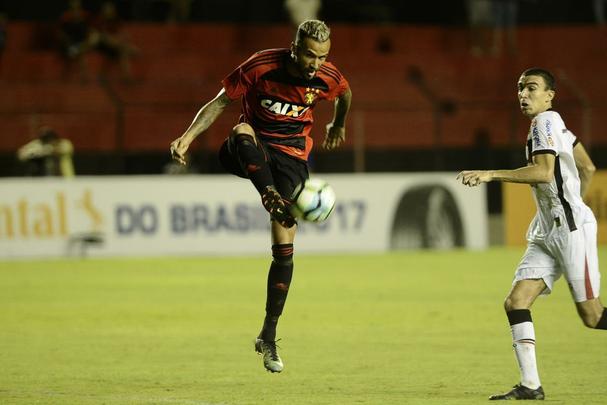 Na Ilha do Retiro com apenas 4.781 torcedores, Rithely abriu o placar no primeiro tempo, aproveitando assistncia de Diego Souza. Na segunda etapa, o Joinville empatou a partida com Bruno Batata, aps erro da defesa rubro-negra, mas Juninho marcou o segundo do Sport.