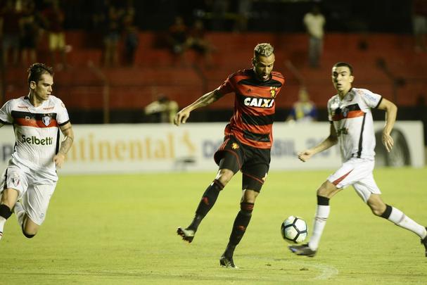 Na Ilha do Retiro com apenas 4.781 torcedores, Rithely abriu o placar no primeiro tempo, aproveitando assistncia de Diego Souza. Na segunda etapa, o Joinville empatou a partida com Bruno Batata, aps erro da defesa rubro-negra, mas Juninho marcou o segundo do Sport.