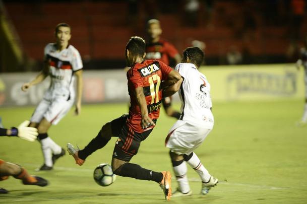 Na Ilha do Retiro com apenas 4.781 torcedores, Rithely abriu o placar no primeiro tempo, aproveitando assistncia de Diego Souza. Na segunda etapa, o Joinville empatou a partida com Bruno Batata, aps erro da defesa rubro-negra, mas Juninho marcou o segundo do Sport.