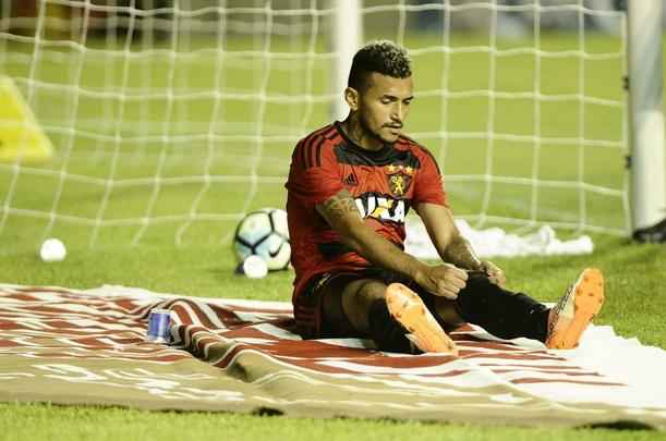 Na Ilha do Retiro com apenas 4.781 torcedores, Rithely abriu o placar no primeiro tempo, aproveitando assistncia de Diego Souza. Na segunda etapa, o Joinville empatou a partida com Bruno Batata, aps erro da defesa rubro-negra, mas Juninho marcou o segundo do Sport.