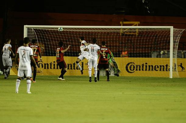 Na Ilha do Retiro com apenas 4.781 torcedores, Rithely abriu o placar no primeiro tempo, aproveitando assistncia de Diego Souza. Na segunda etapa, o Joinville empatou a partida com Bruno Batata, aps erro da defesa rubro-negra, mas Juninho marcou o segundo do Sport.