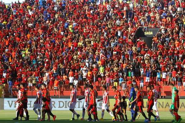 Rubro-negros e alvirrubros deixam deciso da semi em aberto aps vantagem magra do Leo, na Ilha