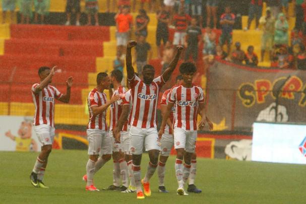 Rubro-negros e alvirrubros deixam deciso da semifinal para a Arena de Pernambuco aps placar mnimo