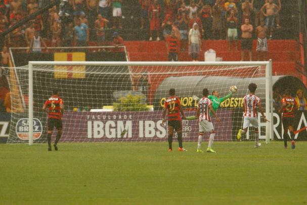 Rubro-negros e alvirrubros deixam deciso da semifinal para a Arena de Pernambuco aps placar mnimo