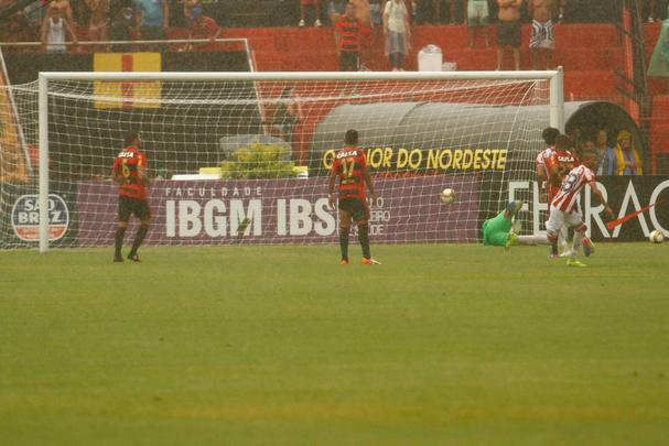 Rubro-negros e alvirrubros deixam deciso da semifinal para a Arena de Pernambuco aps placar mnimo