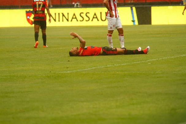 Rubro-negros e alvirrubros deixam deciso da semifinal para a Arena de Pernambuco aps placar mnimo