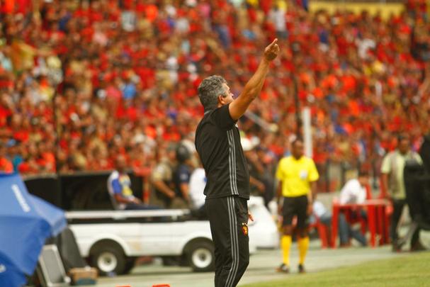 Rubro-negros e alvirrubros deixam deciso da semifinal para a Arena de Pernambuco aps placar mnimo