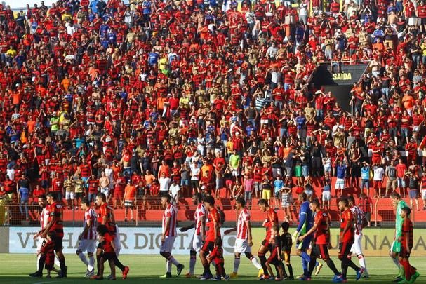 Rubro-negros e alvirrubros deixam deciso da semifinal para a Arena de Pernambuco aps placar mnimo