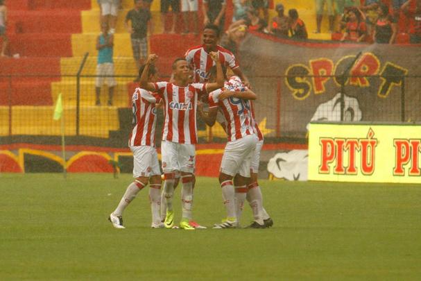 Rubro-negros e alvirrubros deixam deciso da semifinal para a Arena de Pernambuco aps placar mnimo