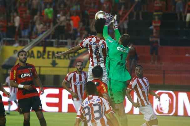 Rubro-negros e alvirrubros deixam deciso da semifinal para a Arena de Pernambuco aps placar mnimo