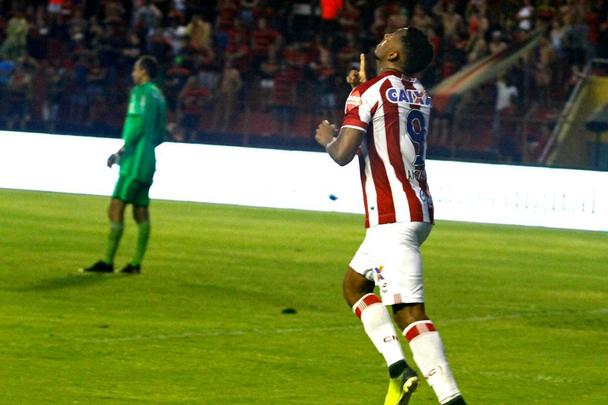 Rubro-negros e alvirrubros deixam deciso da semifinal para a Arena de Pernambuco aps placar mnimo